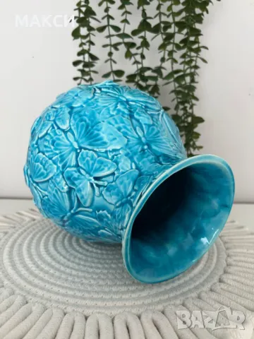 Прелестна релефна ваза с пеперуди в светло синьо, снимка 2 - Вази - 50068019