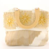Плетена лятна чанта   с дървени дръжки и декорации от пайети, снимка 1 - Чанти - 45651659