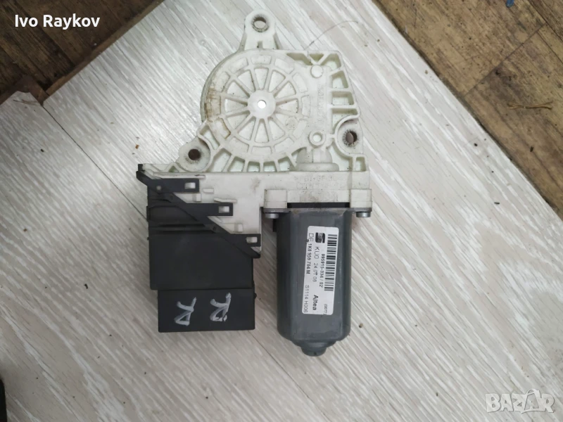 Заден Десен Стъклоповдигач Seat Altea 1K0 959 704 M, снимка 1