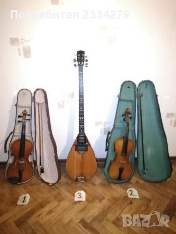 Стари струнни музикални инструменти, цигулки и тамбура. 