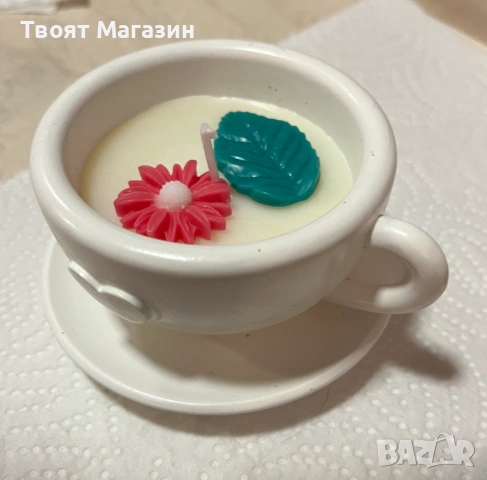 Ръчно изработена ароматна свещ в съд от еко смола – Сърце/Чашка с флорална декорация