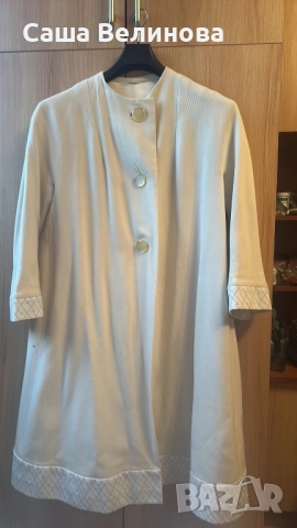 Бяло дълго вълнено палто