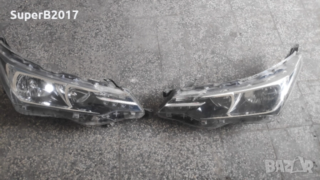 Продавам - оригинални ляв и десен фар за Тойота Корола 2017 г. за части