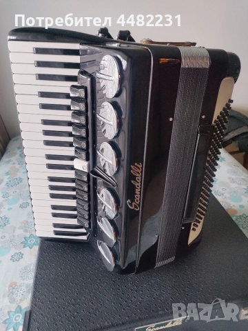 Продавам едно ново Италиянско Бижу за ценители акордеон Скандал 120баса черен с куфар , снимка 7 - Акордеони - 52943753