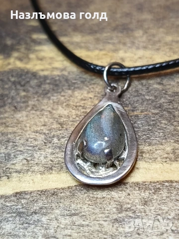Сребърен медальон с лабрадорит ръчна изработка , снимка 2 - Колиета, медальони, синджири - 50822020