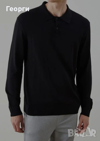 Черна поло блуза с яка и 2 копчета.