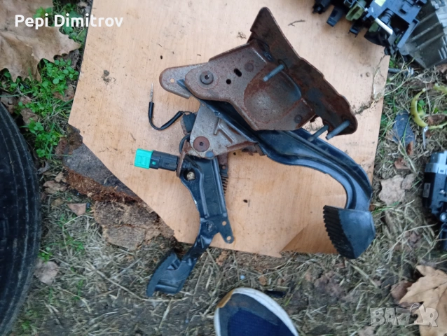 Педал съединител и спирачка Peugeot 207 Hatchback (02.2006 - 12.2015), снимка 4 - Аксесоари и консумативи - 53029031