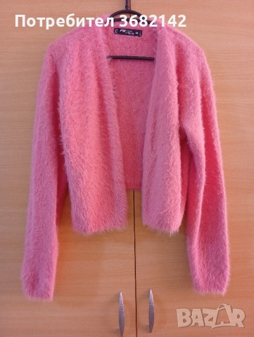 продавам дамска розова пухкава жилетка 