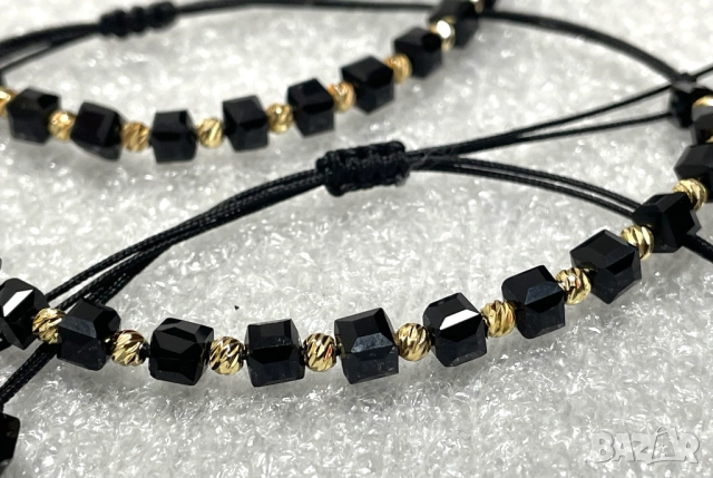 Гривни с фасетиран черен оникс и златисти топчета – ръчна изработка, снимка 5 - Гривни - 51535581