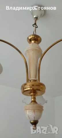 Елегантен винтидж полилей с три абажура – месинг и матово стъкло, снимка 4 - Полилеи - 50674378
