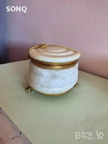Невероятно Красива Кутия За Бижута От алабастър Със Позлата, снимка 7 - Антикварни и старинни предмети - 51156200