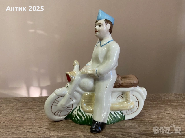 Винтидж порцеланова статуетка „Мотоциклетист“, Коростенски порцеланов завод, СССР