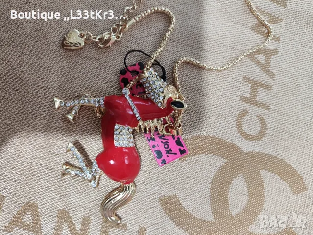 Колие Betsey Johnson, снимка 2 - Колиета, медальони, синджири - 46873910