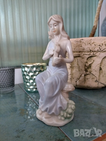 порцеланова статуетка на жена с арфа от Италия , снимка 2 - Колекции - 51876185