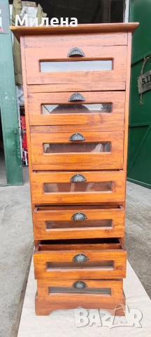 Шкаф от масивно дърво