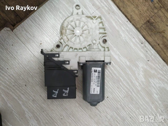 Заден Десен Стъклоповдигач Seat Altea 1K0 959 704 M