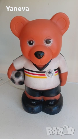 Футболен талисман, винтидж лампа от 70-те години с формата на мече в екипа на германския отбор 