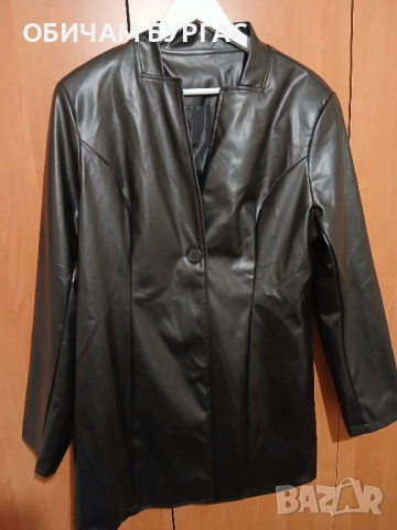 НОВО ЧЕРНО КОЖЕНО ЯКЕ С КРОЙКА НА САКО И СЕ ЗАКОПЧАВА С ЕДНО КОПЧЕ
