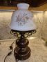 Огромна старинна месингова настолна лампа с две стъкленици и дървена основа , снимка 1 - Настолни лампи - 45313124