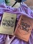 Fourth Wing и Iron Flame книги на английски език