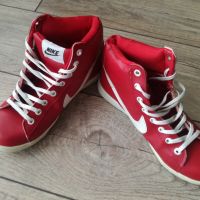 Продавам оригинални дамски кожени високи червени маратонки-Nike, снимка 1 - Маратонки - 45105636
