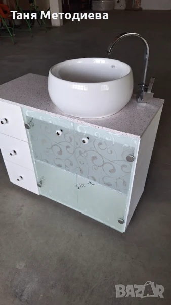 Реновиран бял шкаф за баня с модерна мивка тип купа и луксозна батерия, снимка 1