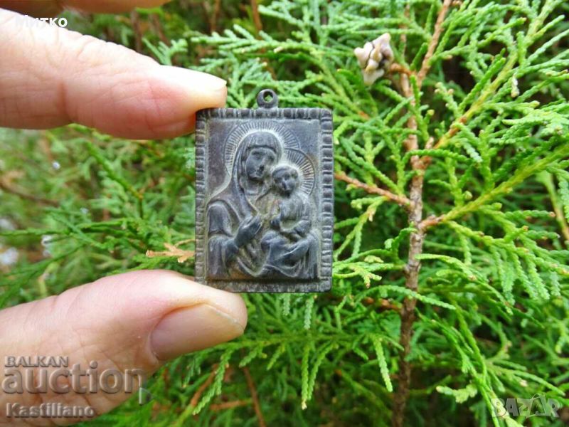 Стара малка бронзова икона на света Богородица, снимка 1