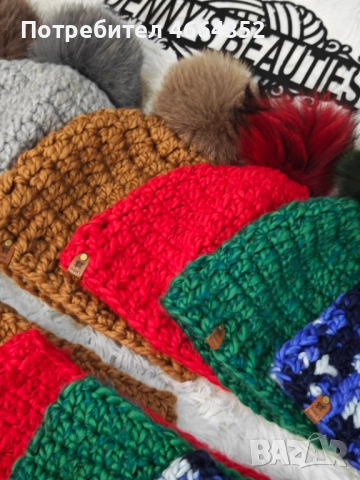 Ръчно плетен комплект – шапка с естествен помпон от лисица + шал-яка на една кука, снимка 3 - Шапки - 52592124