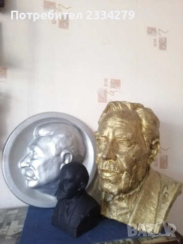 Стари барелефи статуи от времето на СОЦА. 