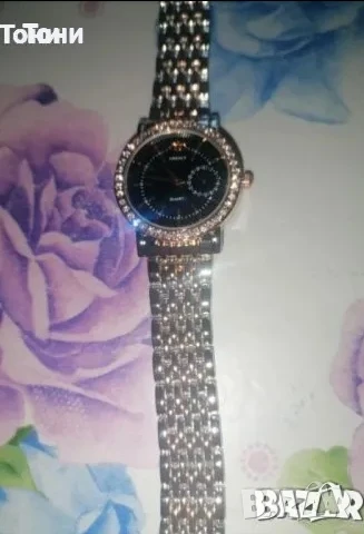 Златист Дамски Часовник с Камъни Нов , снимка 4 - Дамски - 50471241