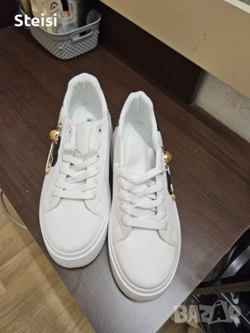 Нови били кецове