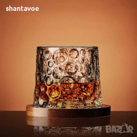 Въртяща се чаша за уиски с дървена поставка