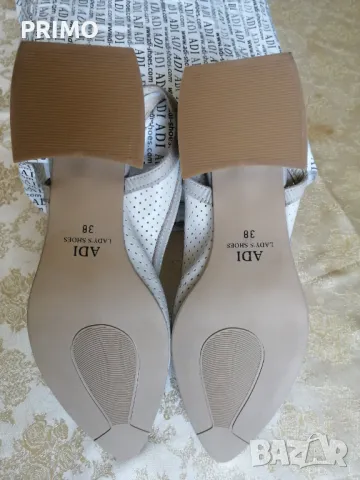 Ежедневни дамски обувки – отворена пета Lara от естествена кожа с перфорация в таупе и бежово, снимка 2 - Дамски ежедневни обувки - 50122299