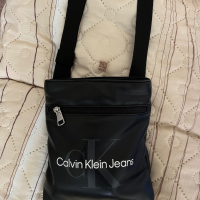 Чанта през рамо Calvin Klein, снимка 1 - Чанти - 44978505