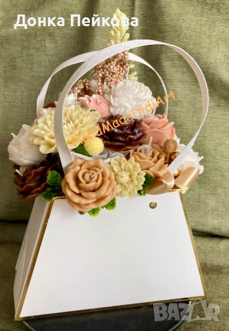 Луксозен букет от соеви свещи в тюркоаз и бяло – ръчна изработка, снимка 6 - Изкуствени цветя - 53880882