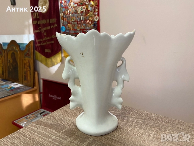 Декоративна порцеланова ваза с позлата и релефна цветна украса, снимка 3 - Антикварни и старинни предмети - 52532970