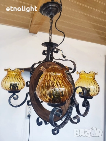 Красив полилей съчетание от дървено колело и елементи на ковано желязо, жълти стъкленици и розетка , снимка 3 - Полилеи - 51730052