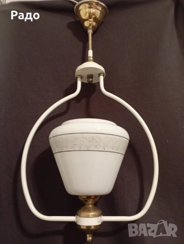 Красив бял полилей с бял стъклен абажур