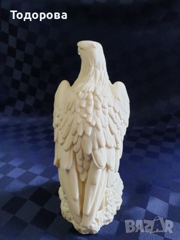 Масивна пластика на бял орел, снимка 3 - Антикварни и старинни предмети - 45700483