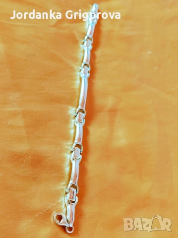 Много хубава сребърна гривна