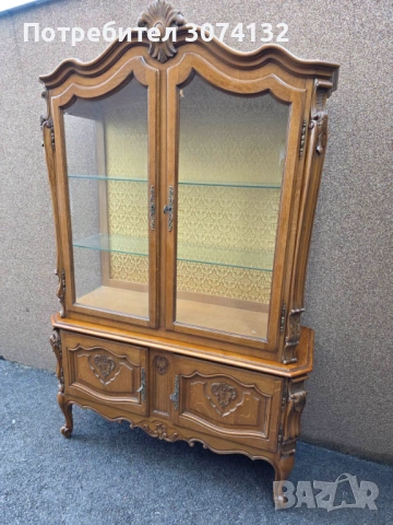 Витрина в стил Луи 15 с дърворезба и кристални стъкла