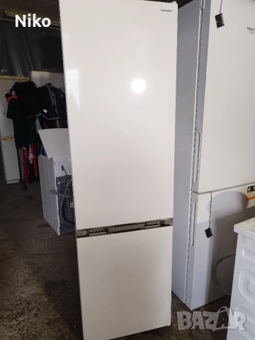 Хладилник с фризер Sharp 