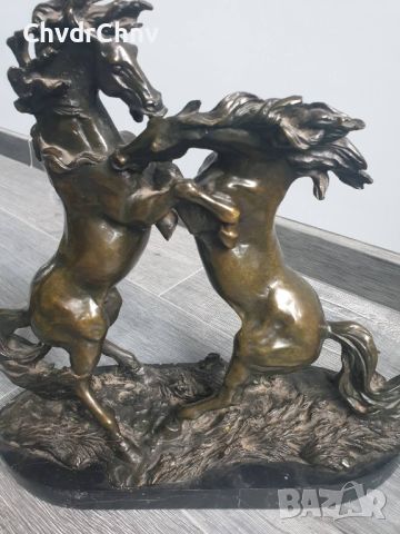 Бронзова фигура коне на черен мраморен постамент, снимка 1 - Антикварни и старинни предмети - 46474102