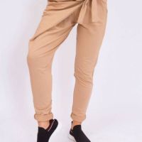 Ефектен панталон с премятане, цвят беж, снимка 2 - Панталони - 45109140