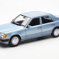 Mercedes-Brnz 230 E W124 1990 - мащаб 1:18 на Norev моделът е нов в кутия, снимка 1 - Колекции - 45502550