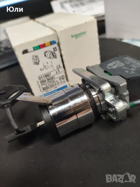Двупозиционен ключ ф22 мм, със заключване Schneider Electric, XB4 BG61, снимка 1