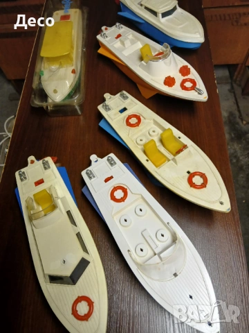 Стари играчки лодки,катери,моторници. 