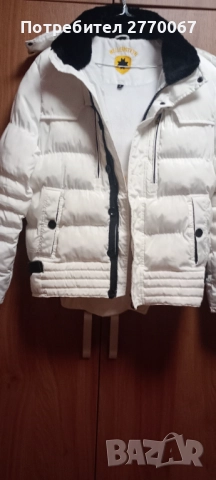 Бяло мъжко ,късо яке за есен-зима.Дебело с много ефекти.В отлично състояние.