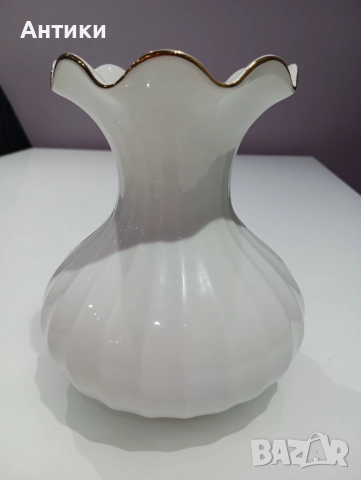 Порцеланова ваза маркирана 