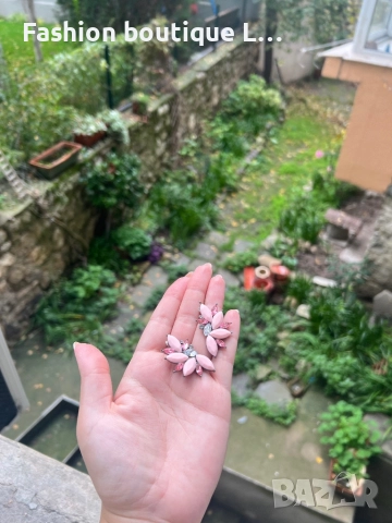 Розови обици с блестящи камъчета много нежни и красиви 🌸, снимка 3 - Обеци - 52378084